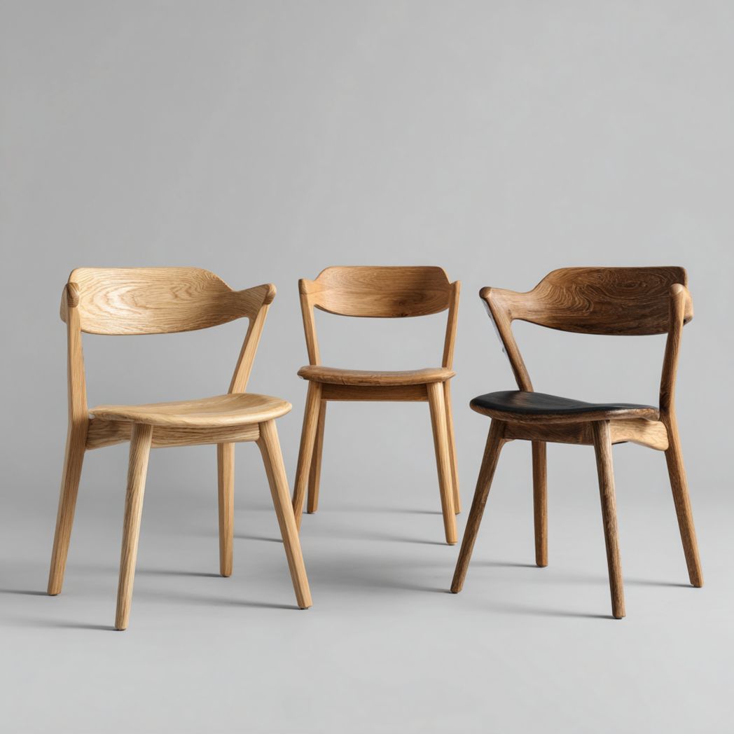 Trois chaises de bistrot, structure en bois, de différentes couleurs