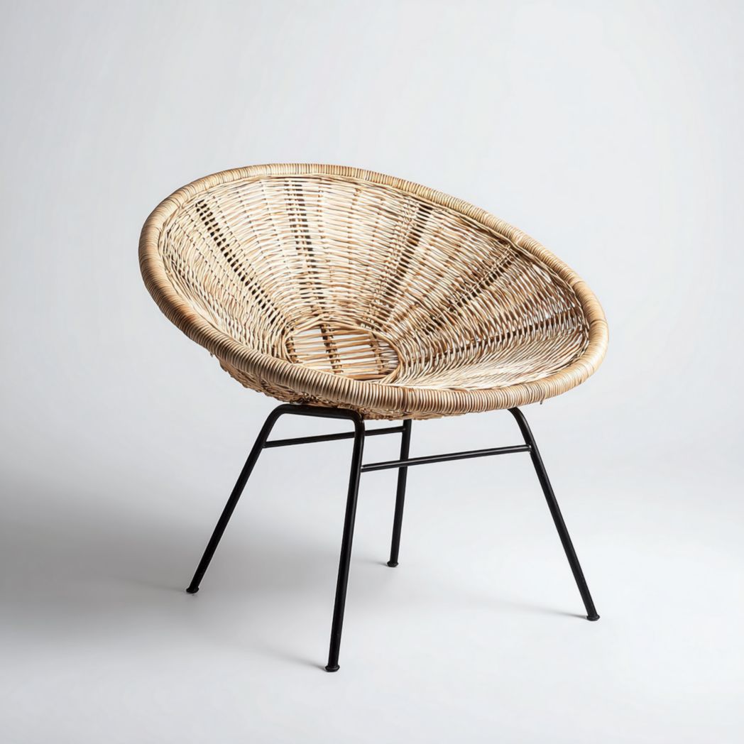 Fauteuil en rotin naturel une place assise ronde pieds métal noir sans coussin