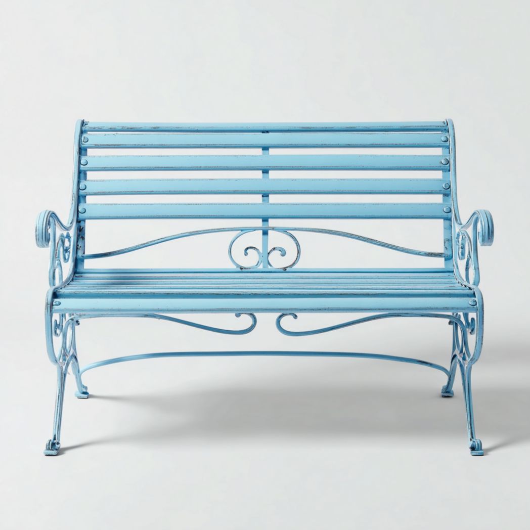 Banc de jardin en métal bleu clair avec lattes horizontales et accoudoirs courbés