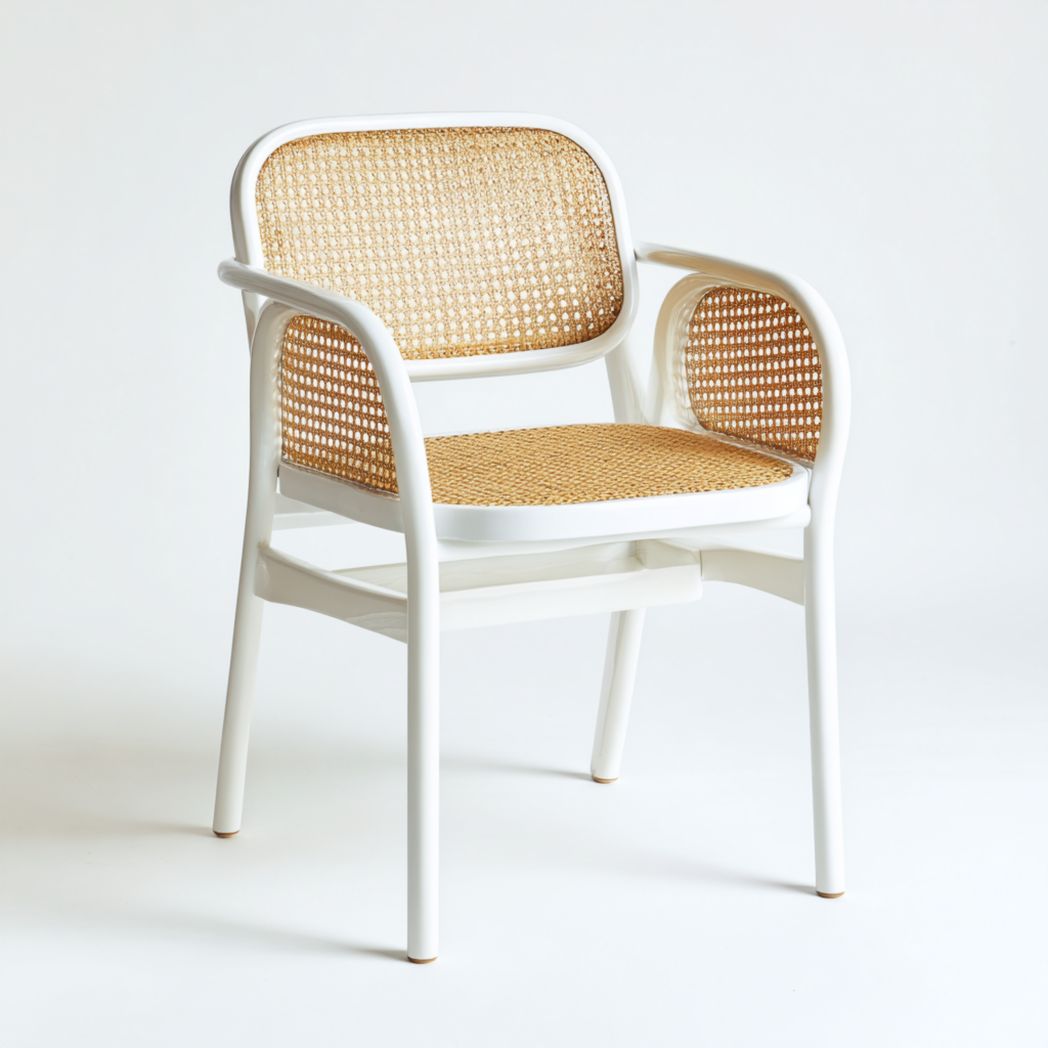 Fauteuil de bureau à structure blanche, dossier et assise en rotin avec accoudoirs intégrés