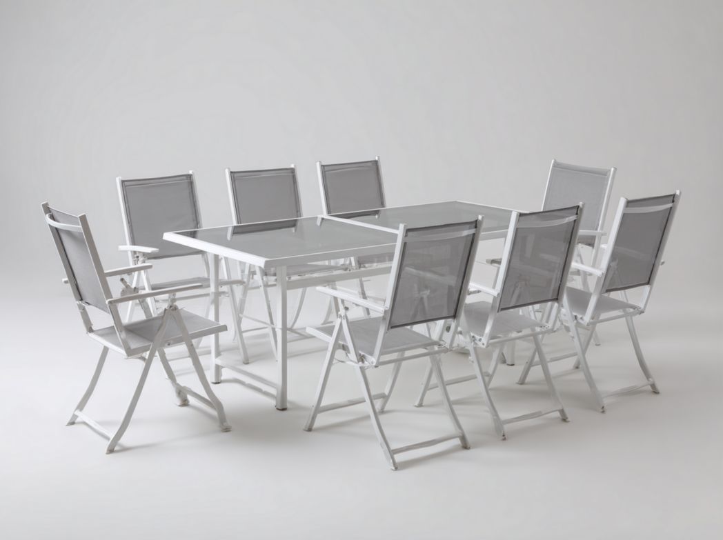 Ensemble de jardin avec table rectangulaire en verre et huit chaises pliantes blanches