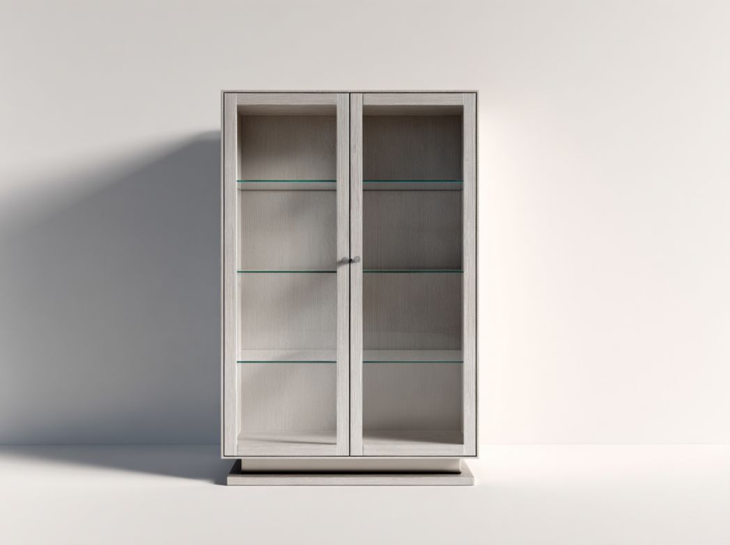 Vitrine en bois gris clair avec deux portes vitrées et quatre niveaux