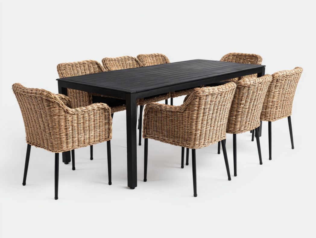 Ensemble de jardin avec grande table rectangulaire noire et huit chaises en osier