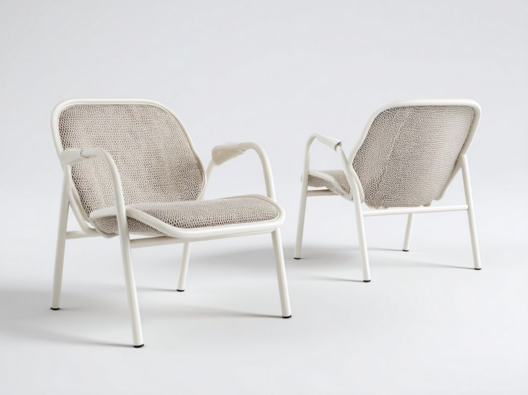 Lot de 2 chaises de jardin en métal blanc avec assise et dossier en maille beige clair et accoudoirs