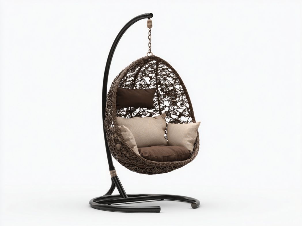 Fauteuil suspendu en métal noir avec siège en rotin brun et coussins marron et beige