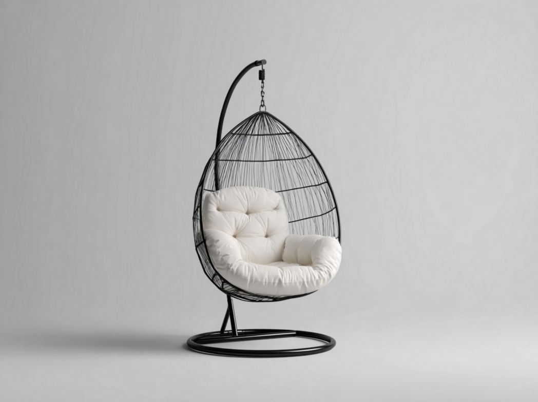 Fauteuil suspendu en métal noir avec siège en maille ovale et coussin beige