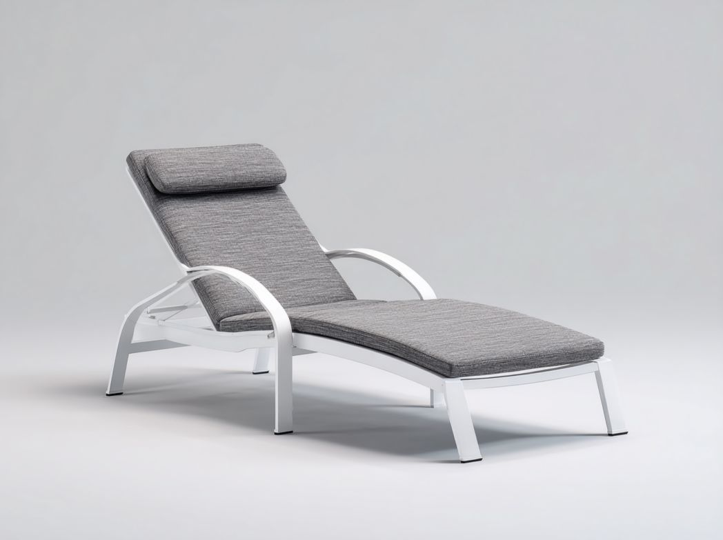 Chaise longue rembourrée en tissu gris avec structure et appui-tête en métal blanc