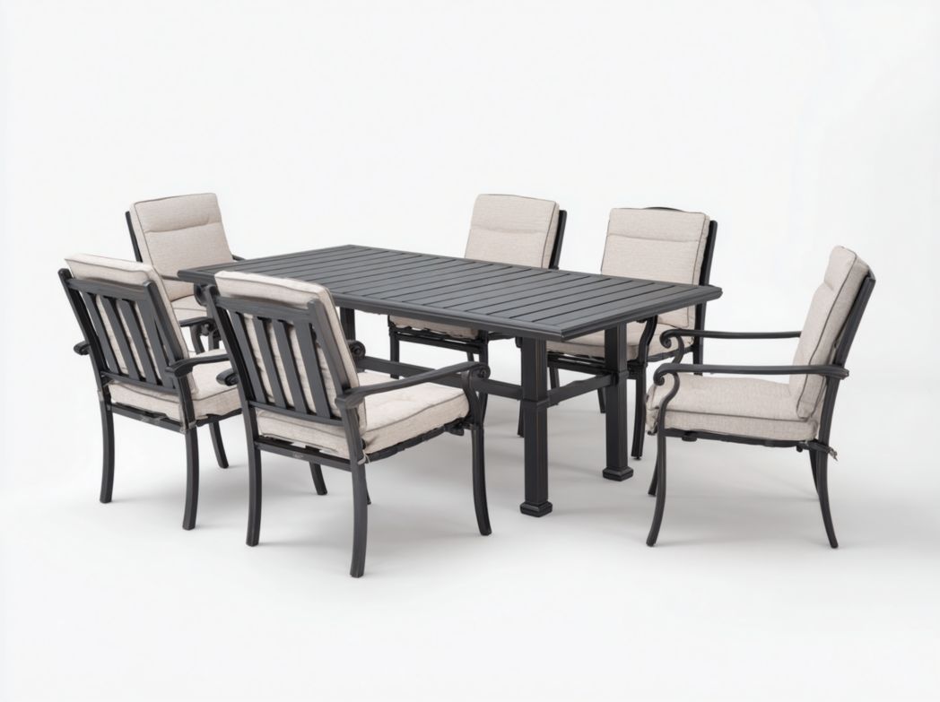 Ensemble de jardin avec table rectangulaire noire et six chaises avec coussins beiges