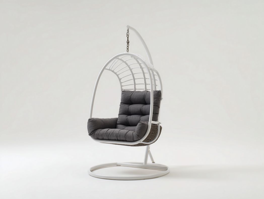 Fauteuil suspendu à cadre métallique blanc avec coussin gris foncé et finition rotin