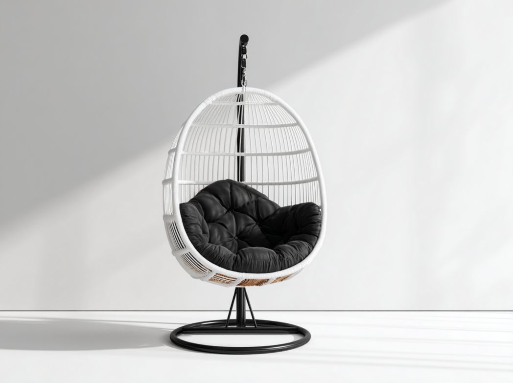 Fauteuil suspendu en métal noir avec siège en rotin blanc et coussin noir