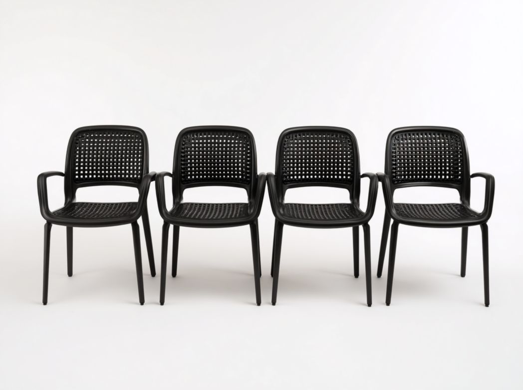 Lot de 4 chaises de jardin en plastique noir, dossier arrondi à maille avec accoudoirs