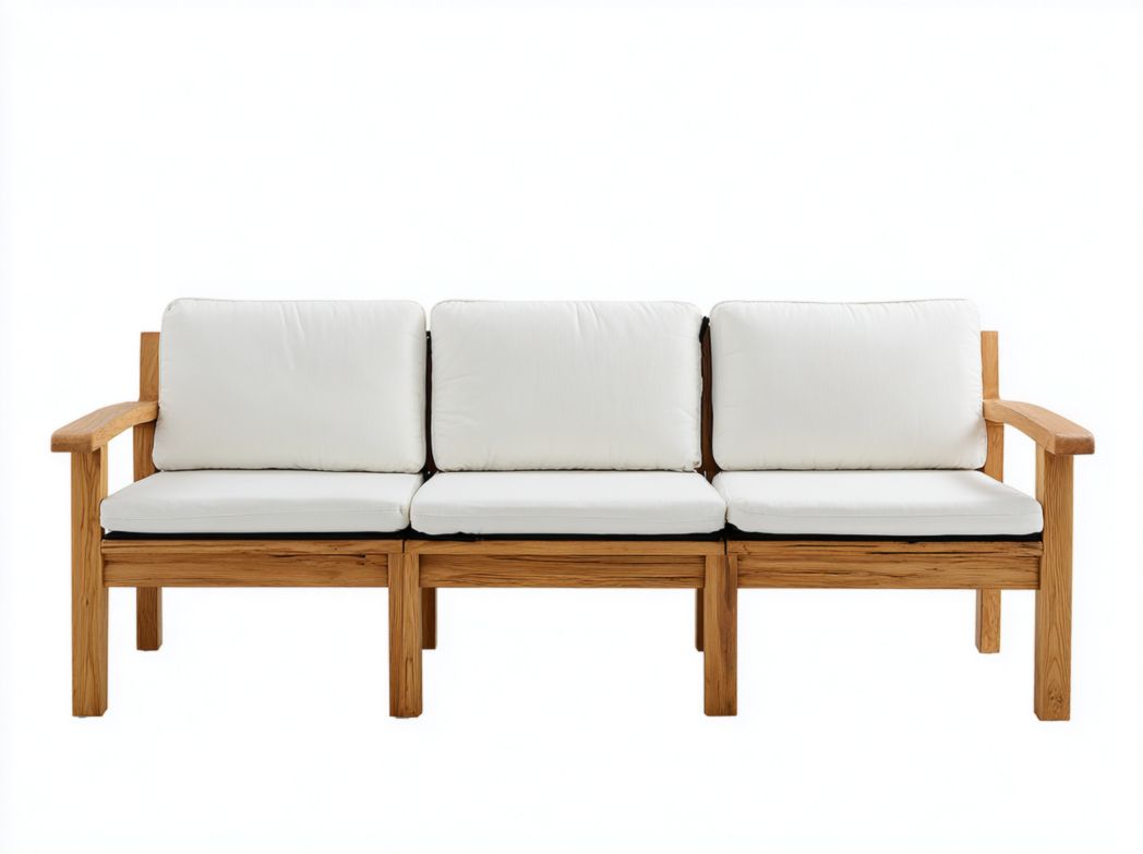 Chaise de jardin triple avec structure en bois et coussins blancs