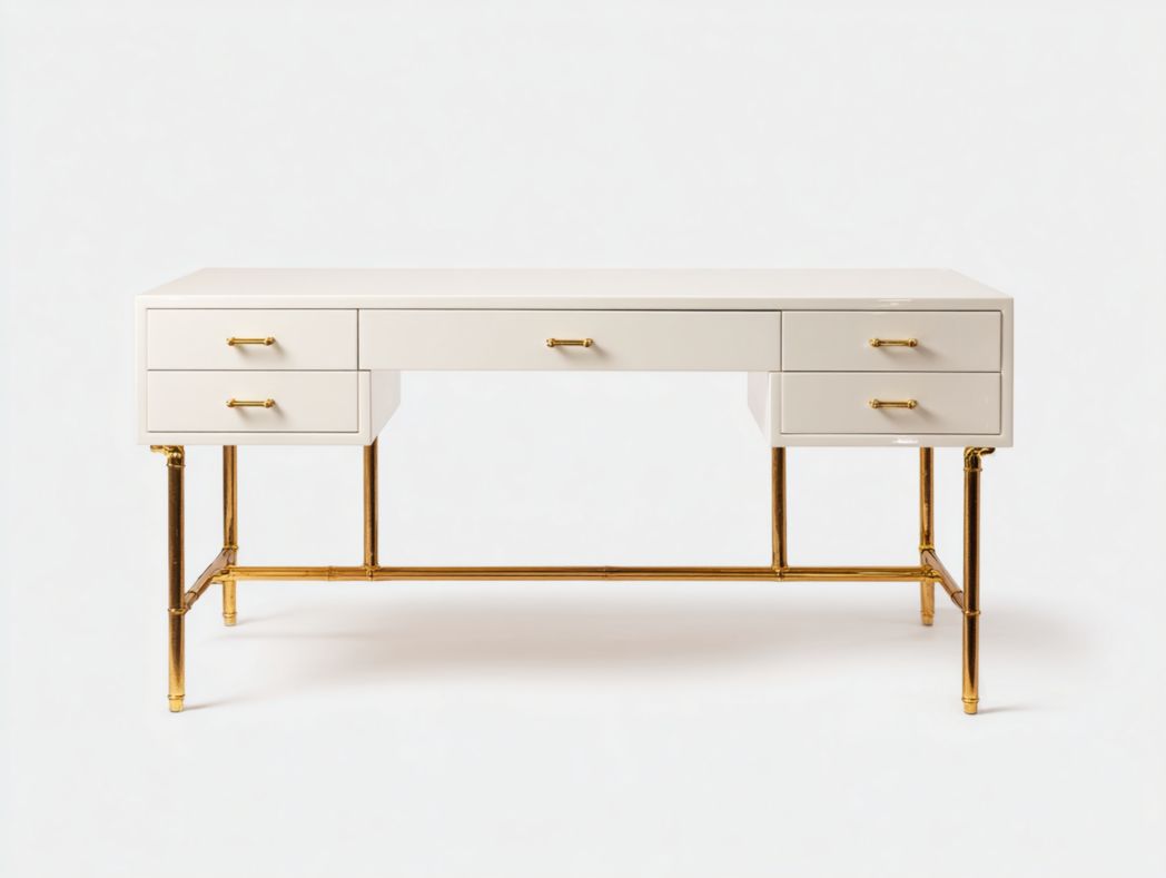 Bureau rectangulaire blanc avec base en métal doré et plusieurs tiroirs