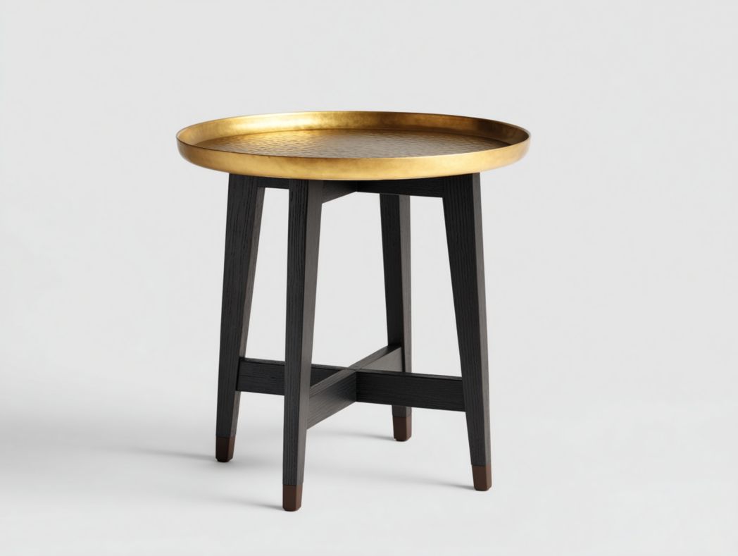 Table d’appoint ronde, plateau en métal doré, piètement en bois noir à quatre pieds
