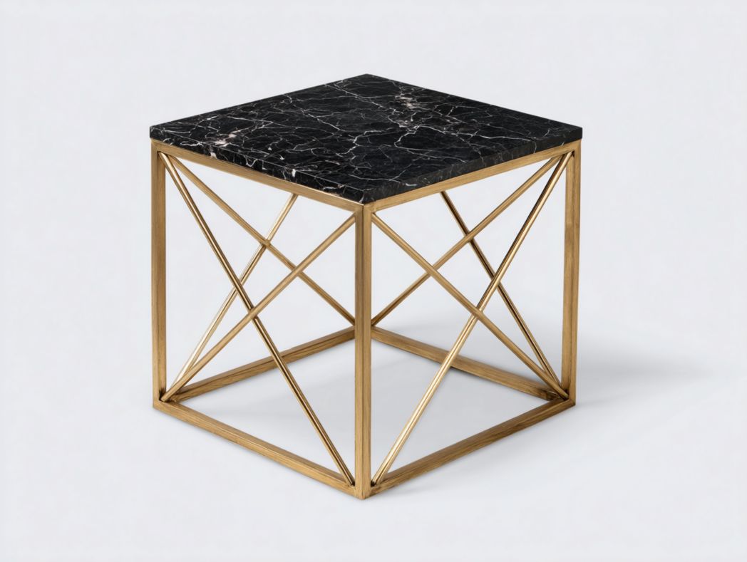 Table d’appoint carrée, plateau en marbre noir, structure métallique dorée avec croisillons