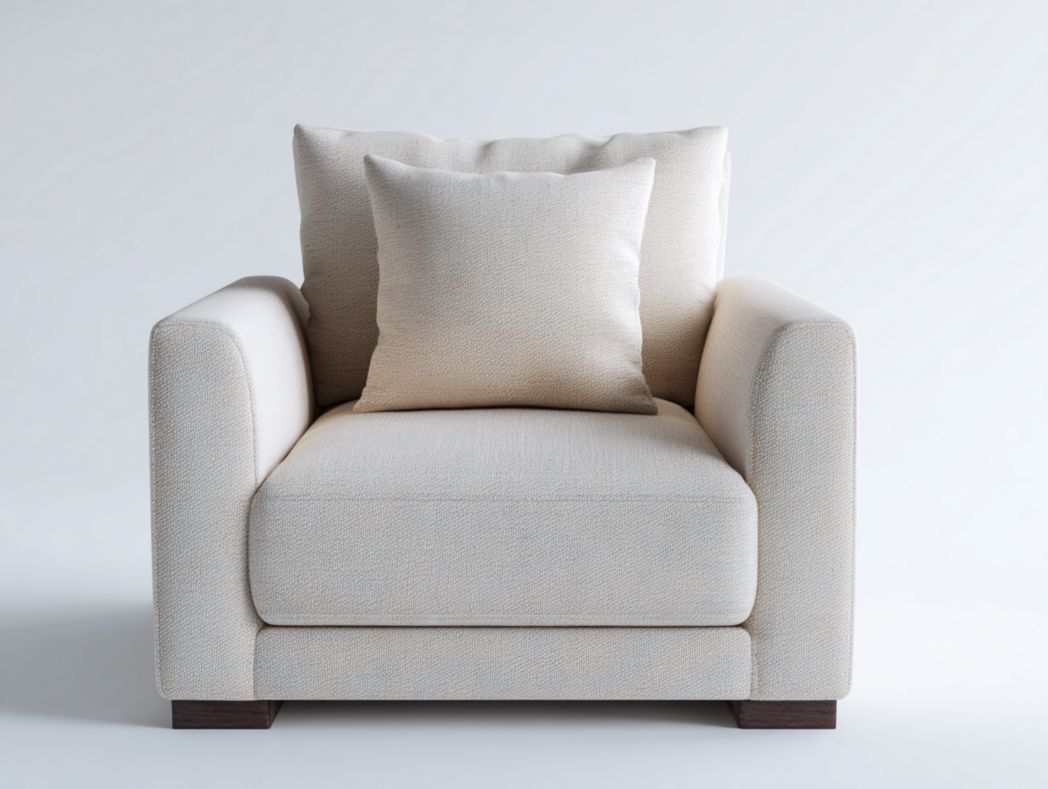 Fauteuil en tissu beige avec coussins et pieds en bois