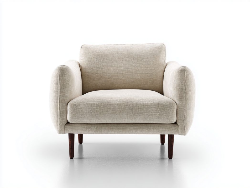 Fauteuil simple en tissu beige avec accoudoirs ronds et pieds en bois