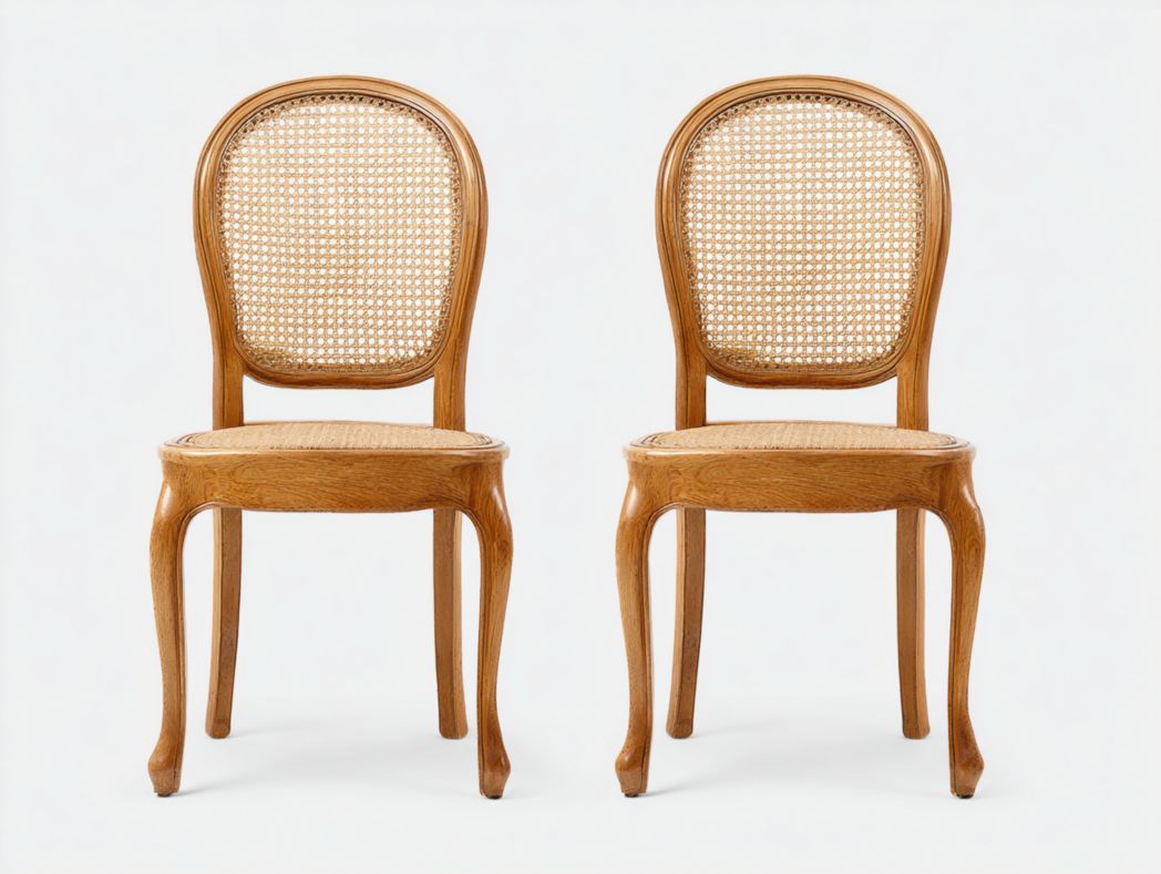 Deux chaises de salle à manger en bois massif avec dossiers en rotin