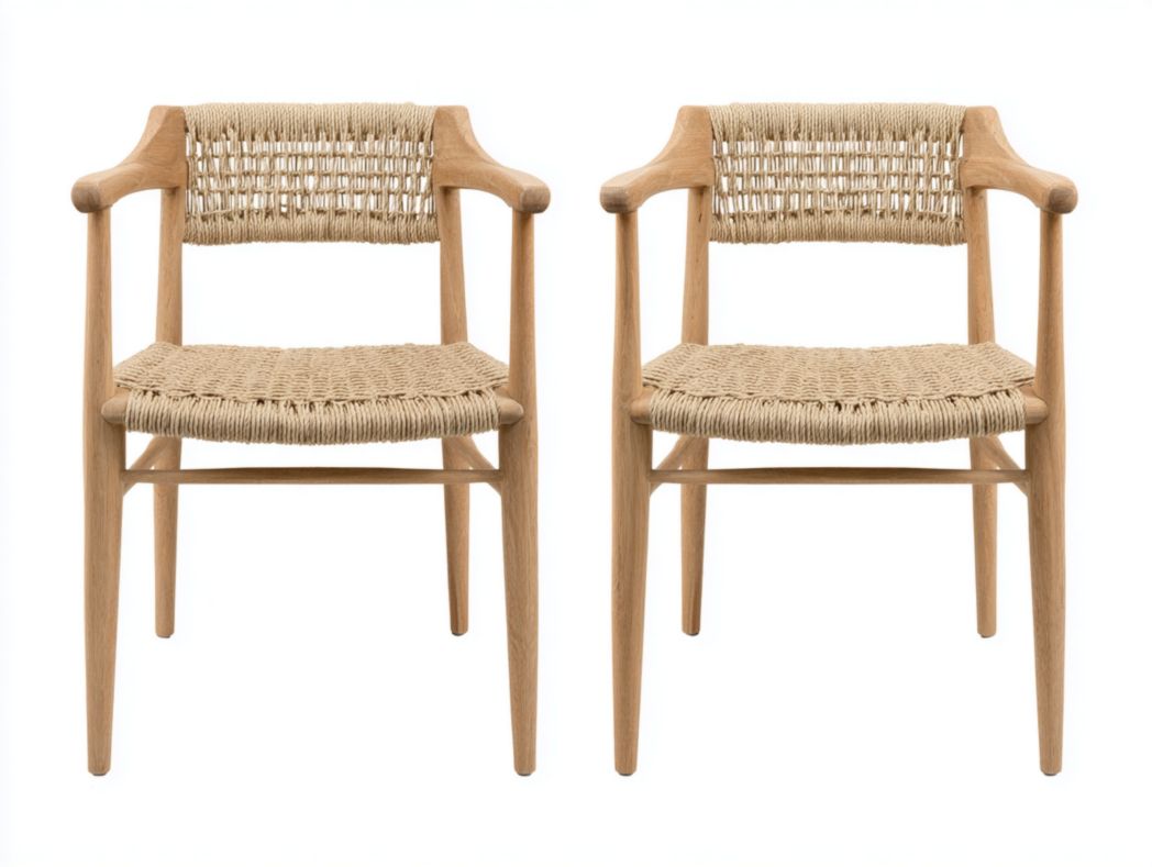 Deux chaises de salle à manger en bois clair avec dossiers et sièges en rotin tressé
