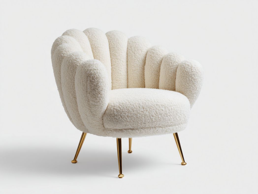 Fauteuil en tissu bouclé beige avec dossier en forme de coquille et pieds en métal doré