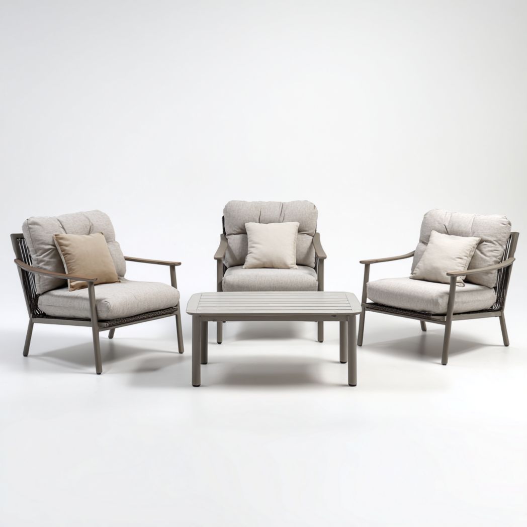 Salon bas de jardin, structure en métal gris avec coussins beiges, trois fauteuils et une table rectangulaire