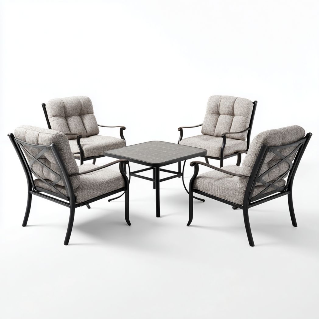 Salon bas de jardin, structure en métal noir avec coussins gris clair, quatre fauteuils et une table carrée
