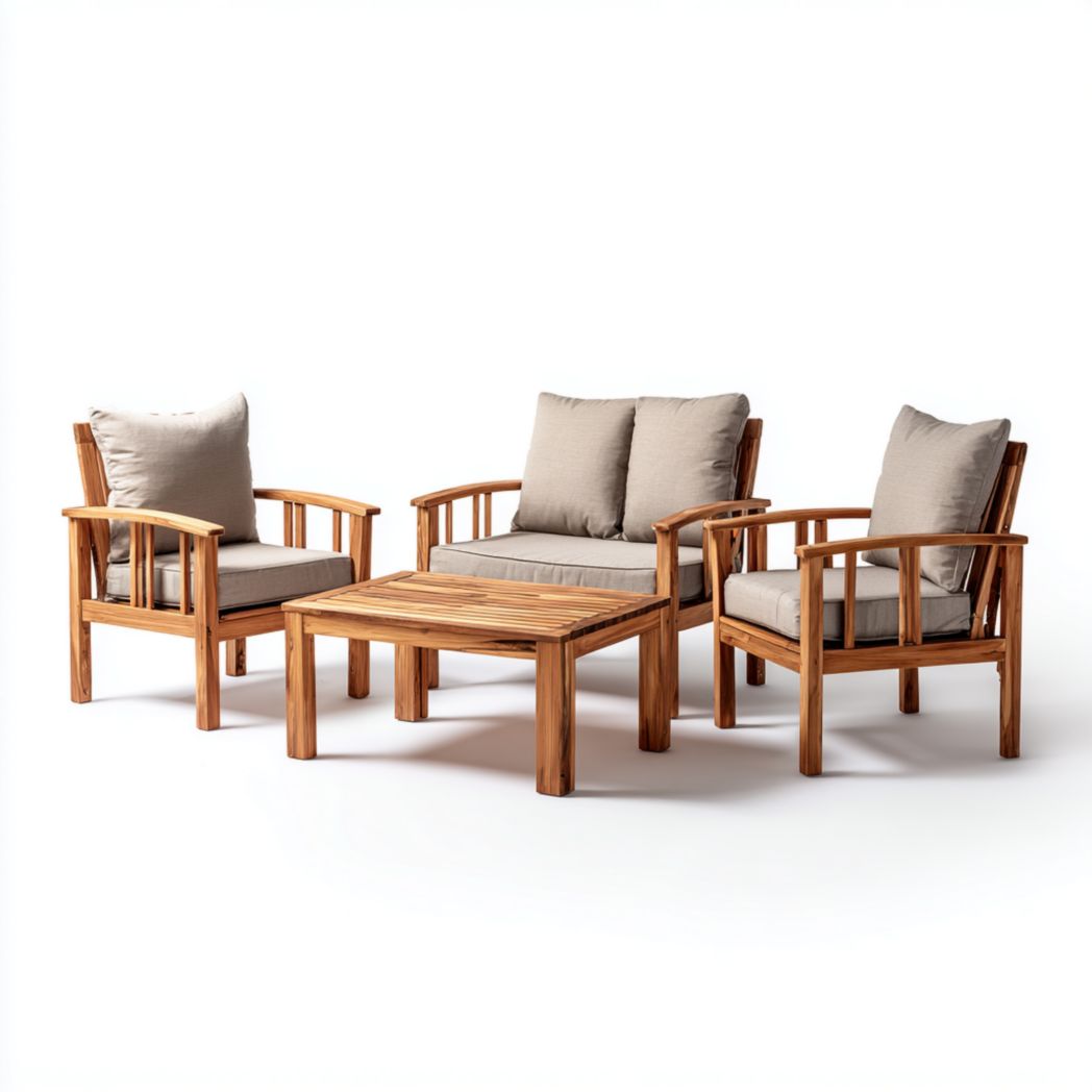 Salon bas de jardin, structure en bois avec coussins beiges, un canapé deux places, deux fauteuils et une table carrée