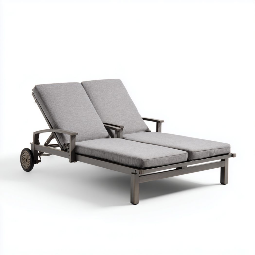 Bain de soleil double, structure en métal gris foncé, coussins gris, design rectangulaire avec dossiers réglables, accoudoirs et roulettes
