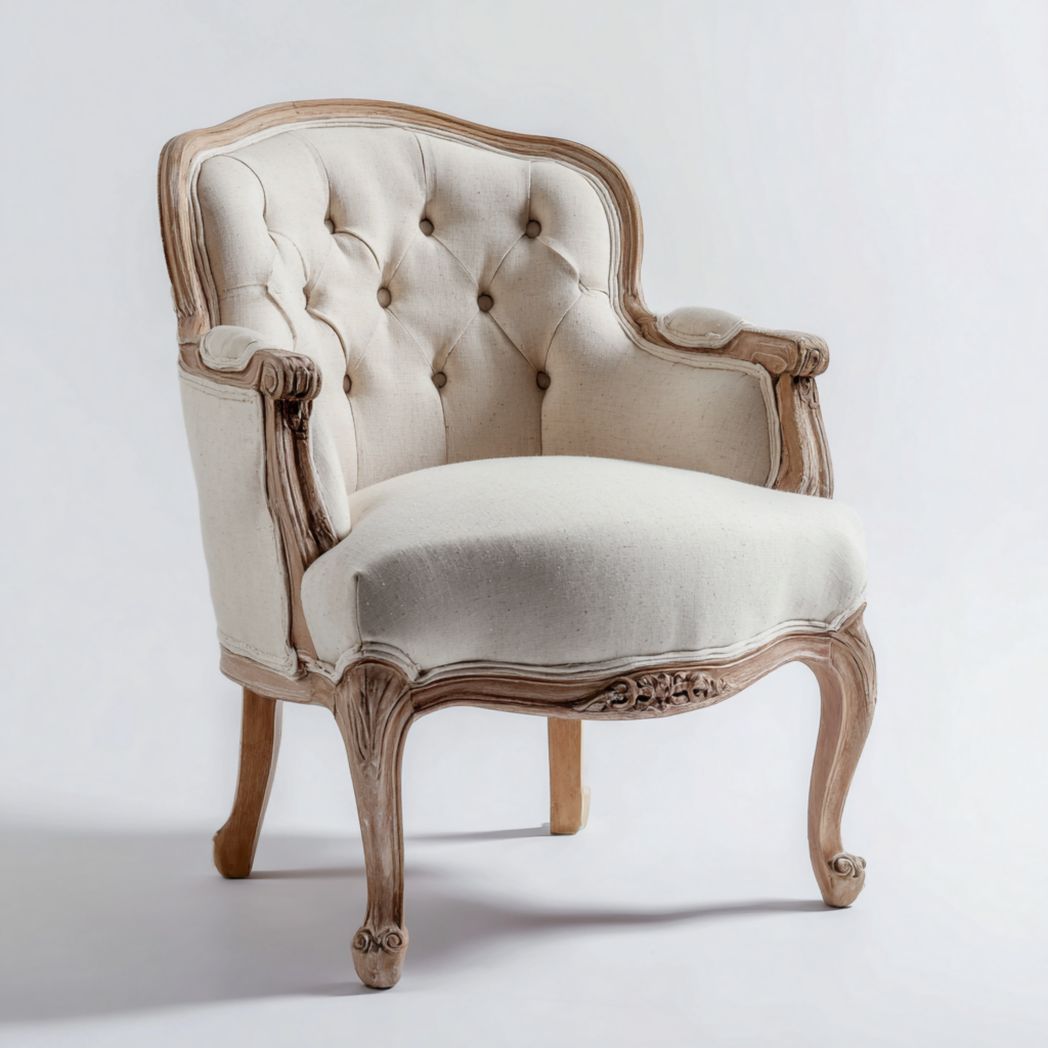 Fauteuil en tissu beige avec structure en bois sculpté et dossier capitonné