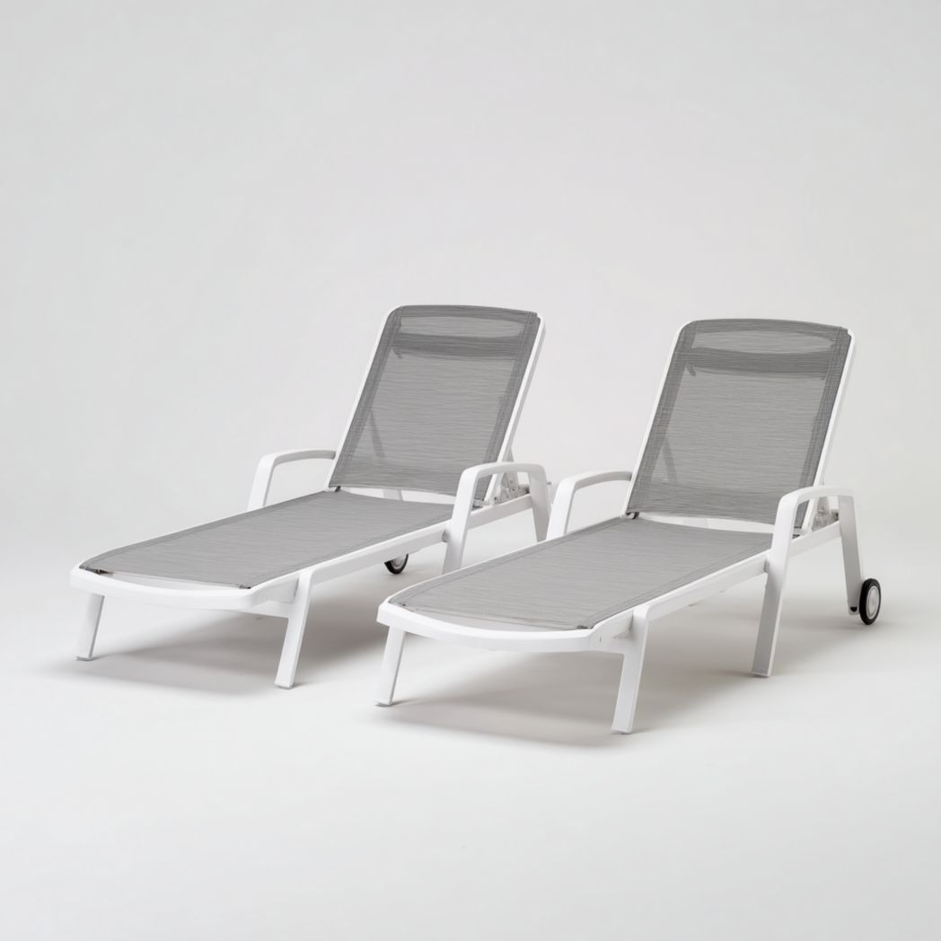 Lot de 2 bains de soleil, structure en métal blanc, tissu en maille grise, avec accoudoirs, roulettes et dossier réglable