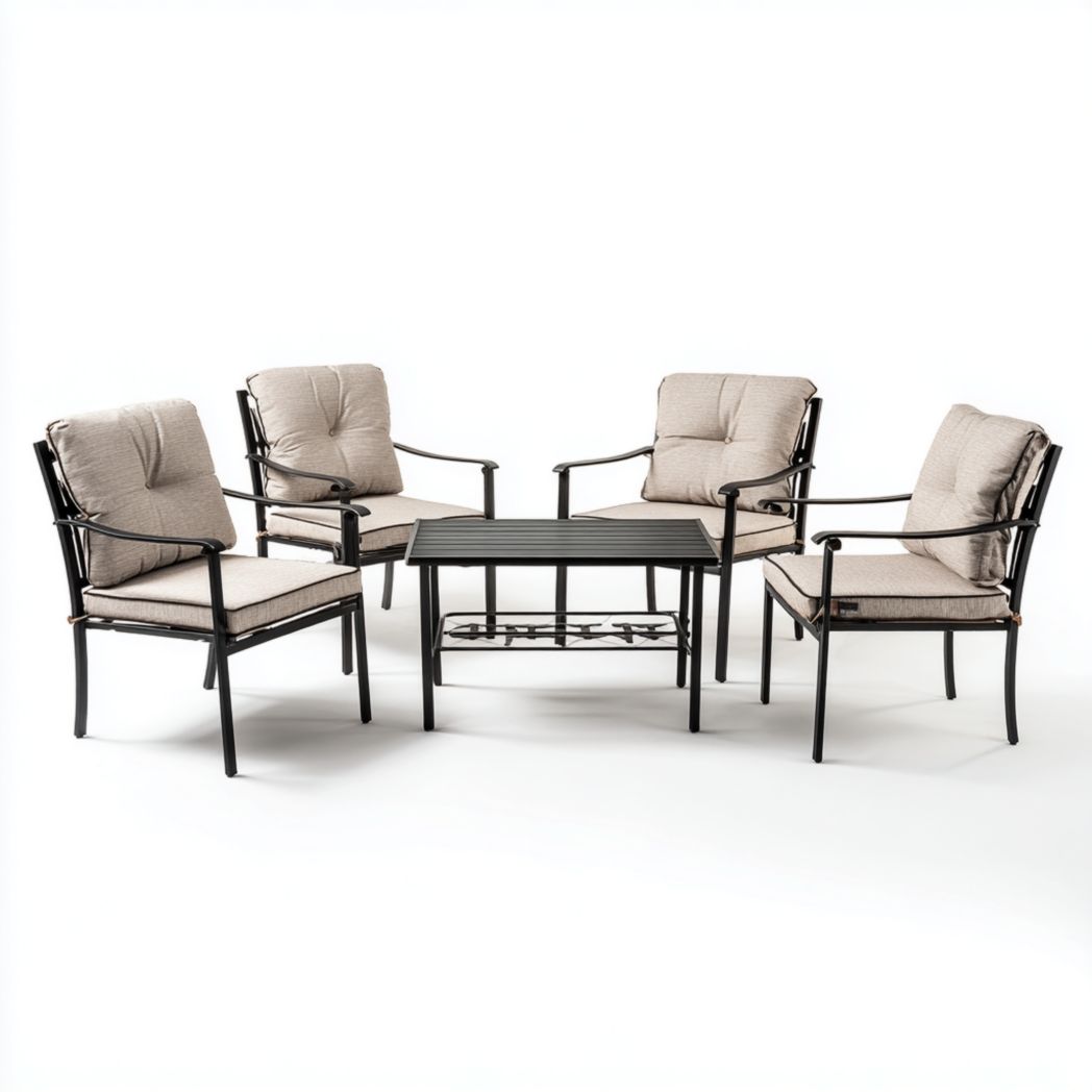 Salon bas de jardin, structure en métal noir avec coussins beiges, quatre fauteuils et une table rectangulaire