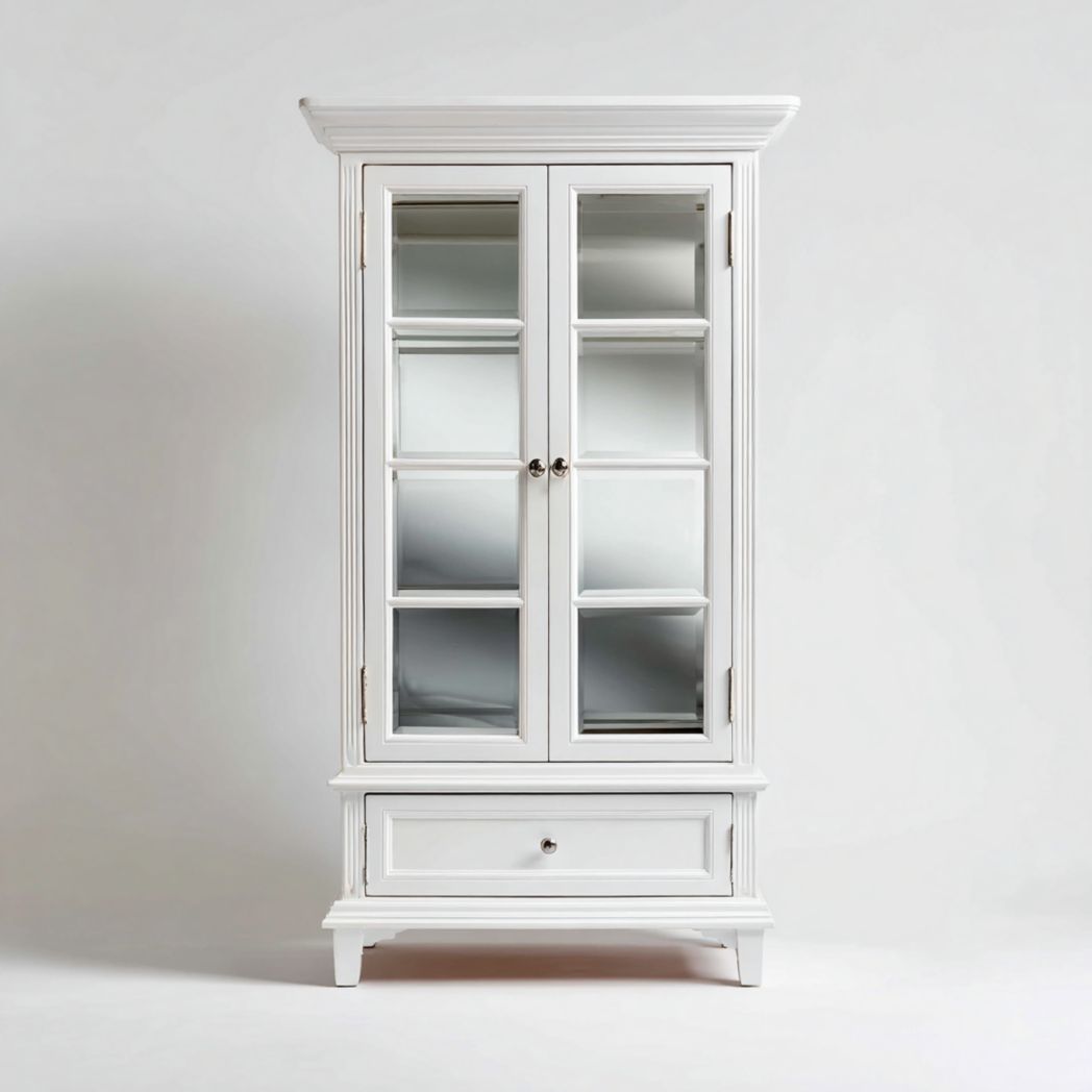 Armoire en bois blanc avec deux portes vitrées, un tiroir et plusieurs espaces de rangement