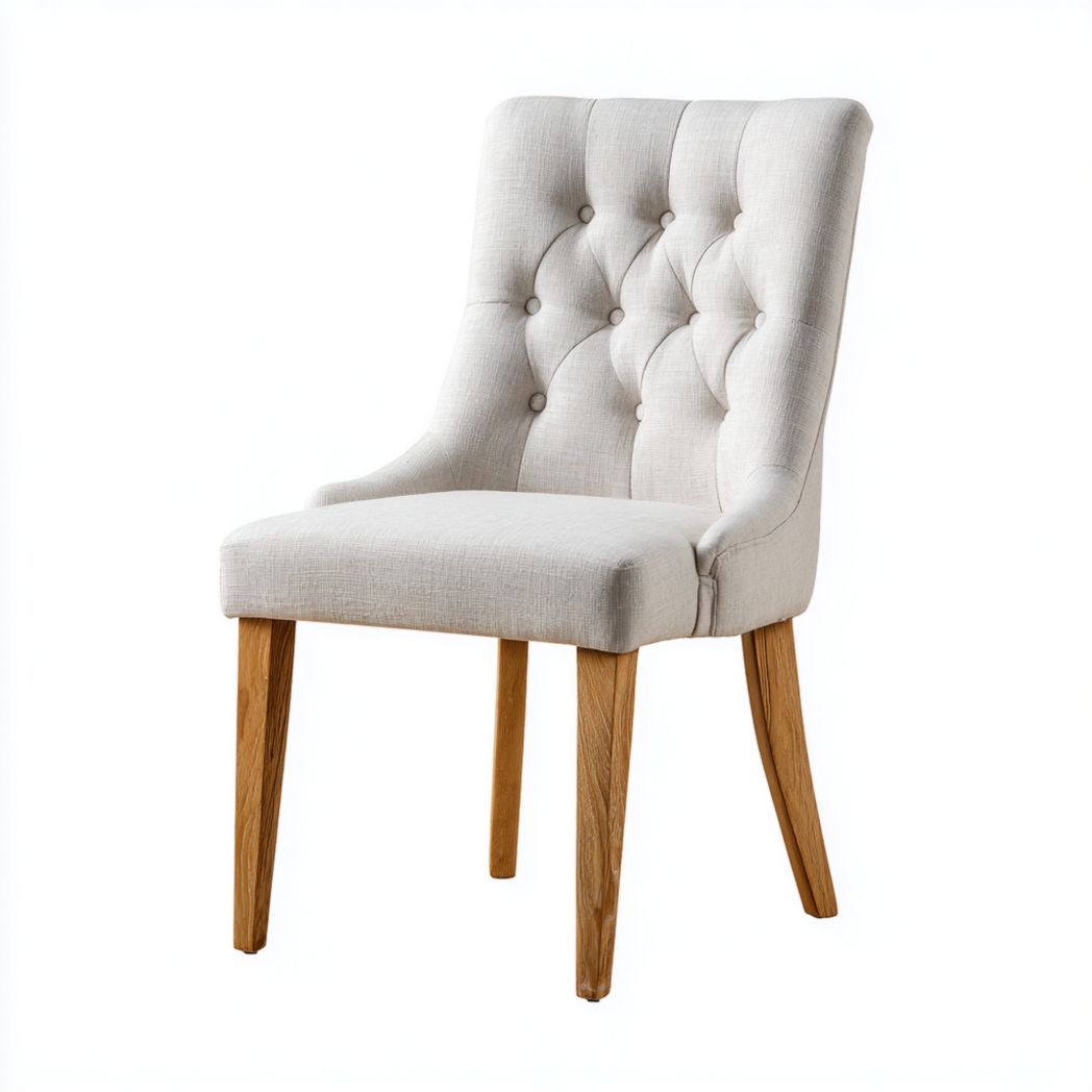 Chaise en tissu beige clair avec dossier capitonné et pieds en bois