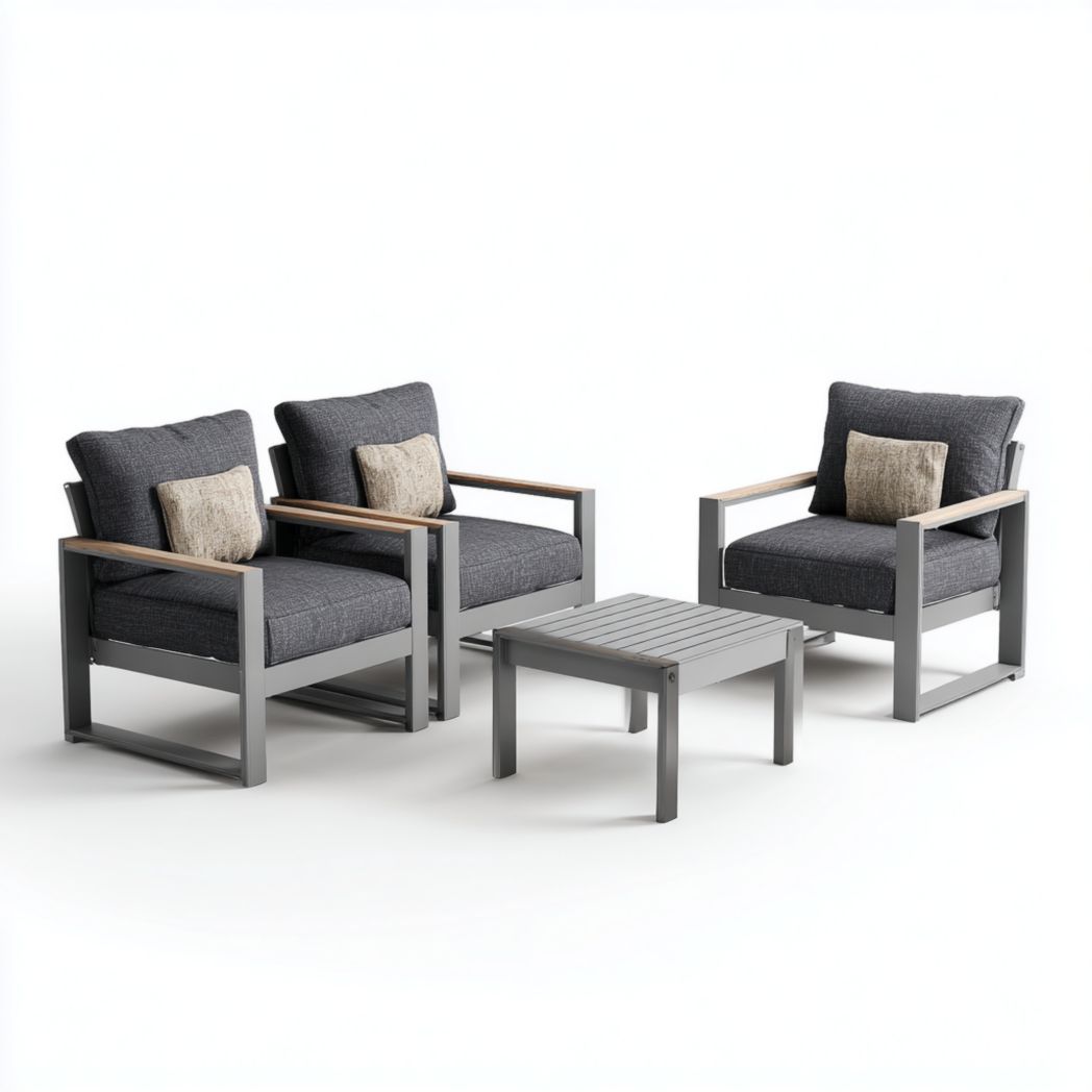 Salon bas de jardin, structure en métal gris avec coussins gris foncé et accoudoirs bois, trois fauteuils et une table carrée