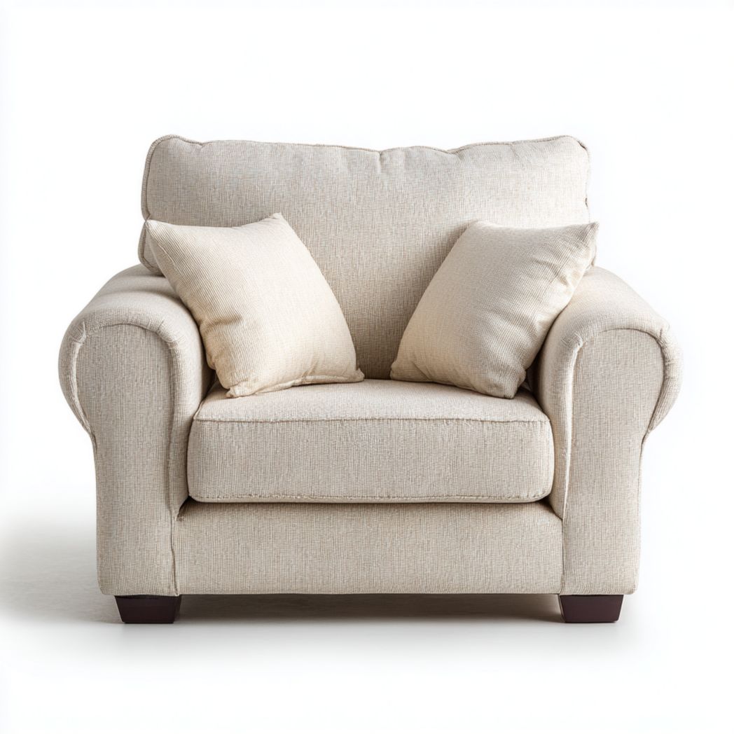 Fauteuil large en tissu beige avec accoudoirs roulés et coussins