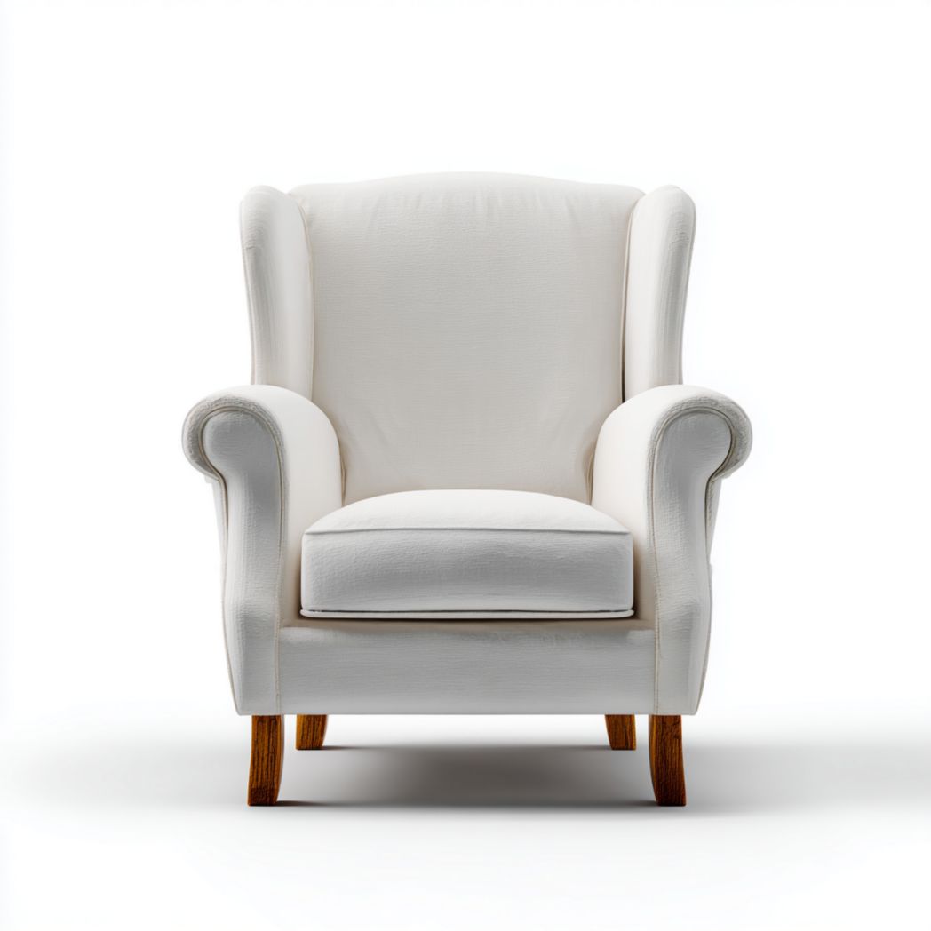 Fauteuil en tissu blanc avec dossier haut et accoudoirs roulés, pieds en bois