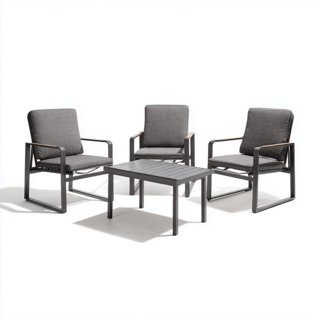 Salon bas de jardin, structure en métal noir avec coussins gris et accoudoirs bois, trois fauteuils et une table carrée