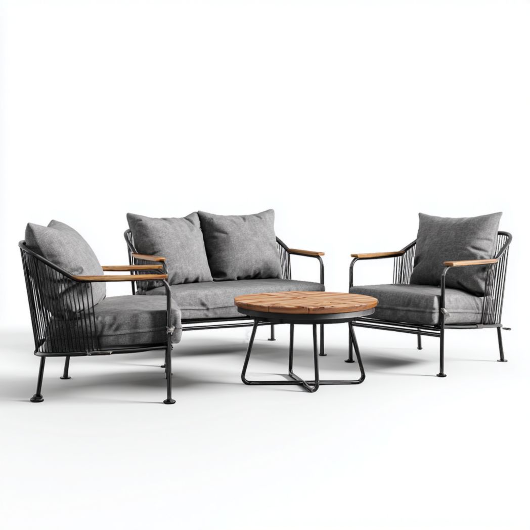Salon bas de jardin, structure en métal noir avec coussins gris et accoudoirs bois, un canapé deux places, deux fauteuils et une table ronde