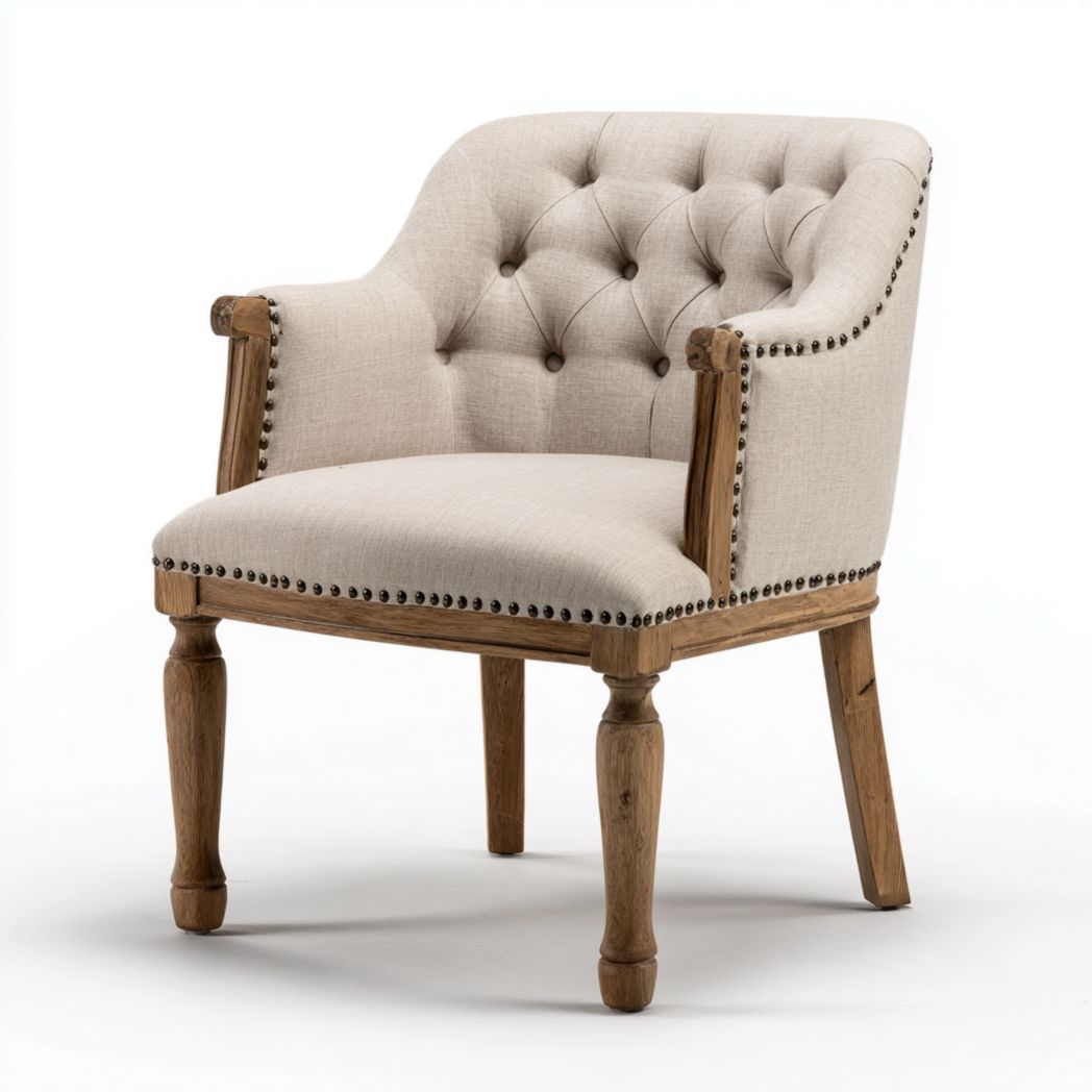 Fauteuil en bois avec revêtement en tissu beige clair et capitonnage à boutons