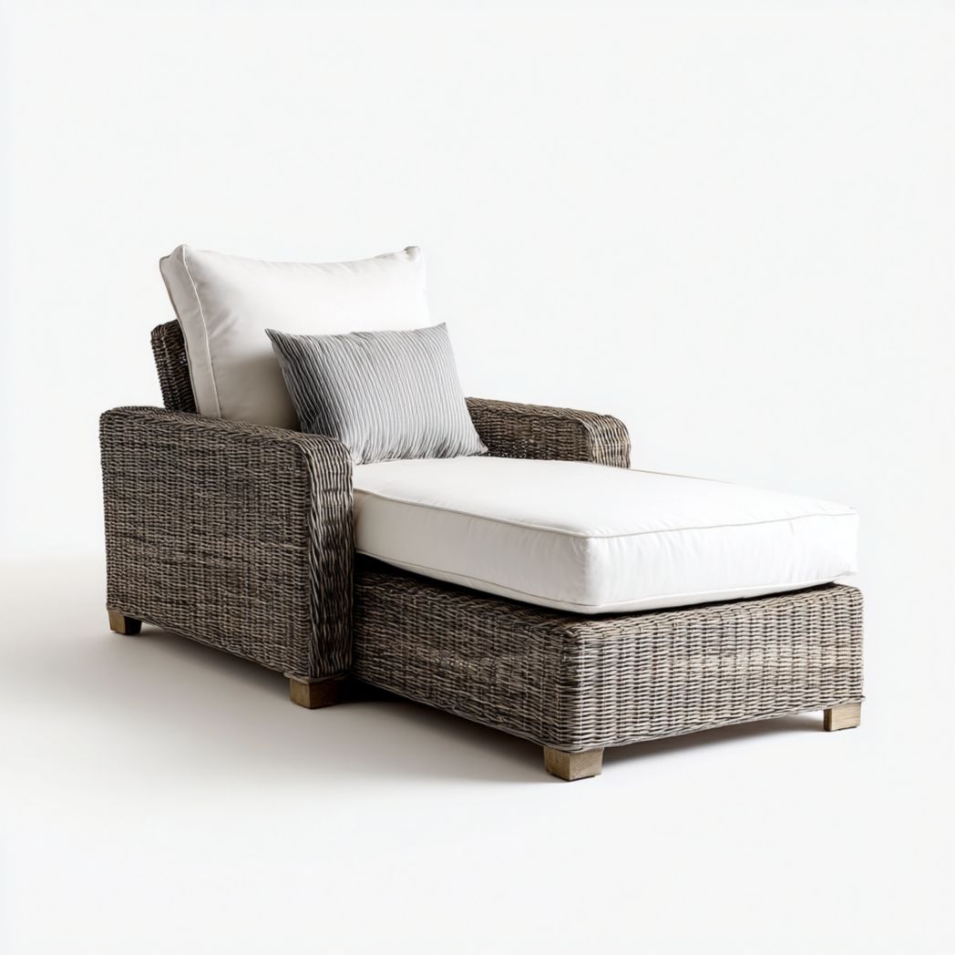 Bain de soleil simple en rotin gris avec coussins blancs et oreiller décoratif