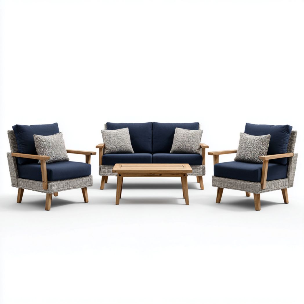 Salon bas de jardin, structure en rotin gris avec coussins bleu marine, un canapé deux places, deux fauteuils et une table rectangulaire