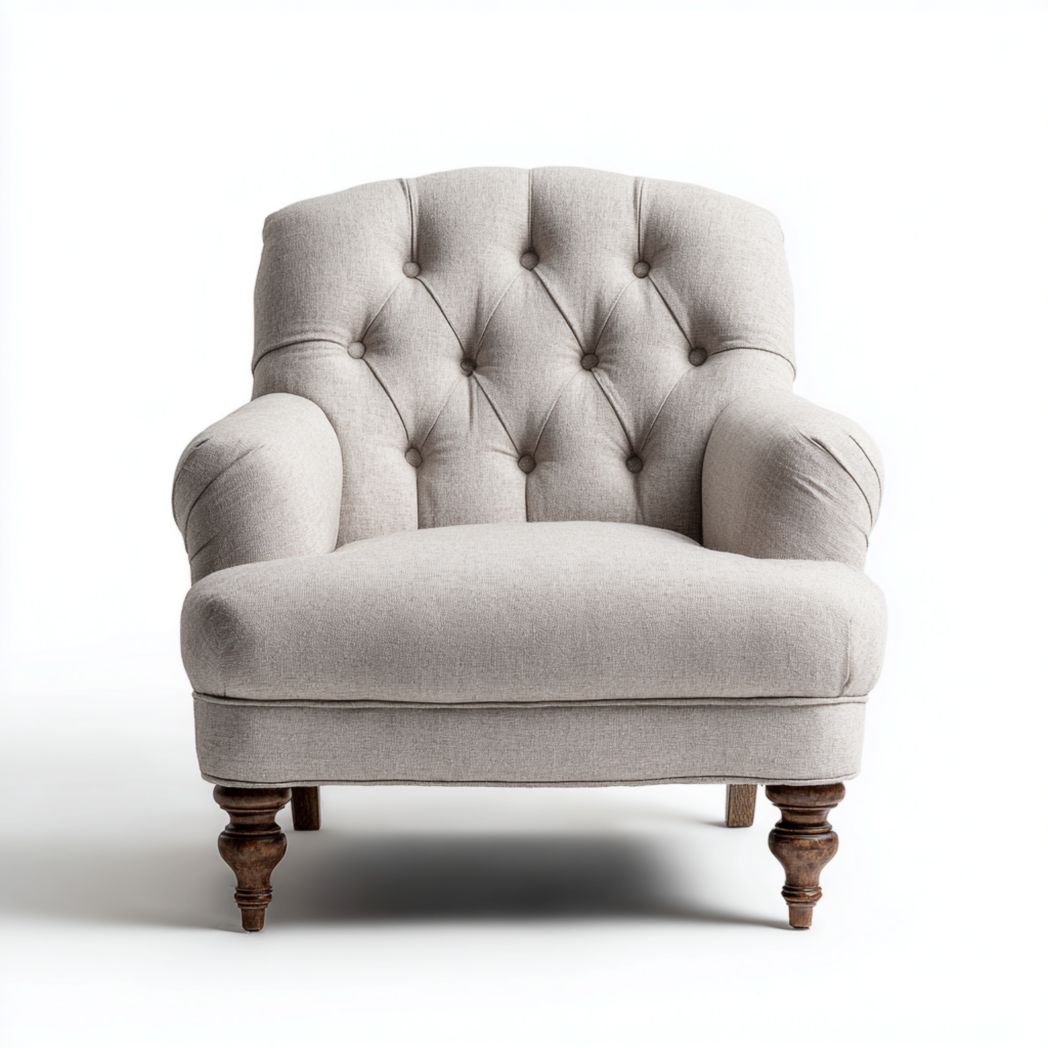 Fauteuil en tissu beige avec pieds en bois sculptés et dossier capitonné