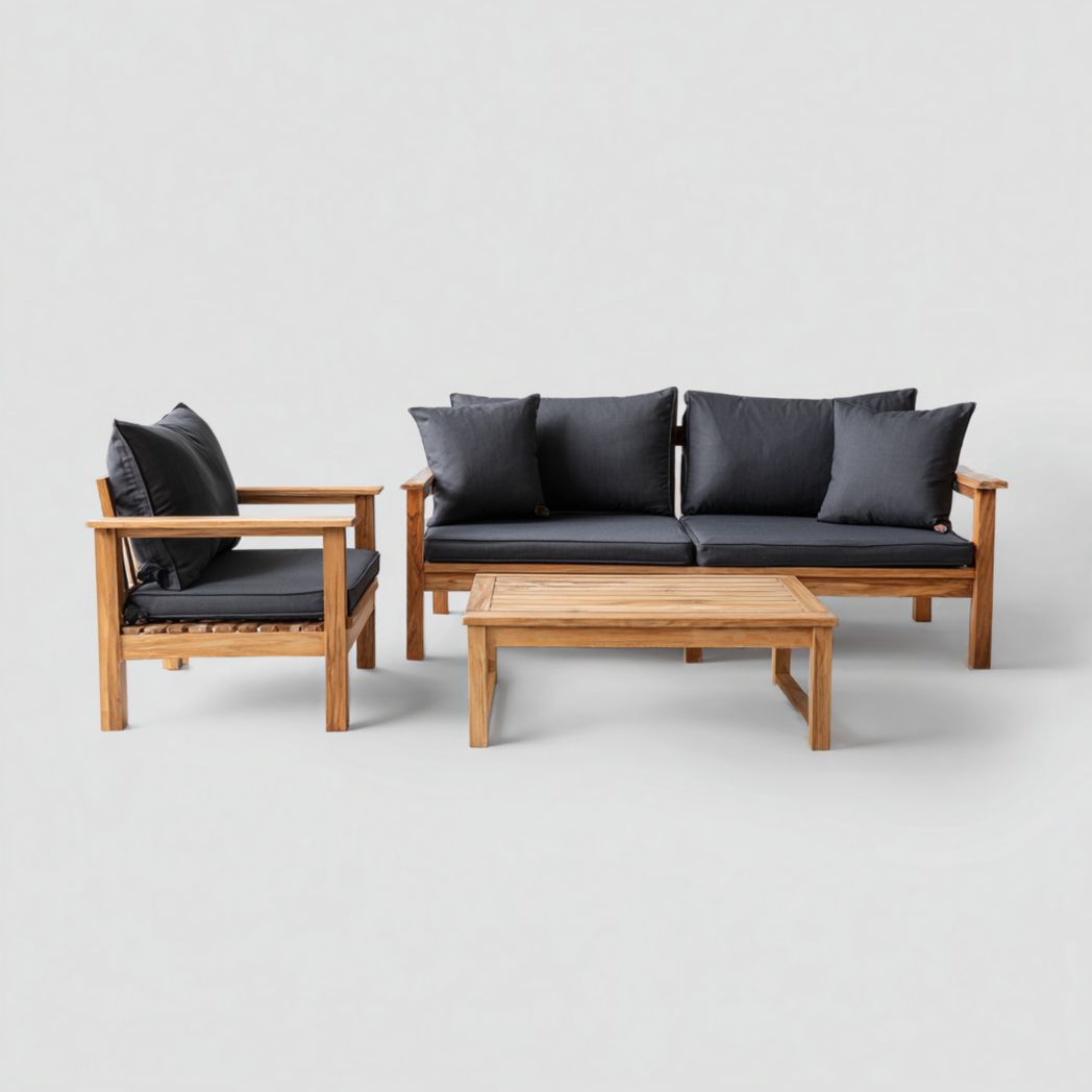 Salon bas de jardin, structure en bois avec coussins noirs, un canapé deux places, un fauteuil et une table carrée