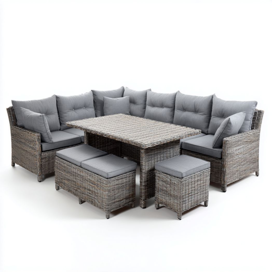 Salon bas de jardin, structure en rotin gris avec coussins gris, canapé d’angle, table rectangulaire et deux repose-pieds