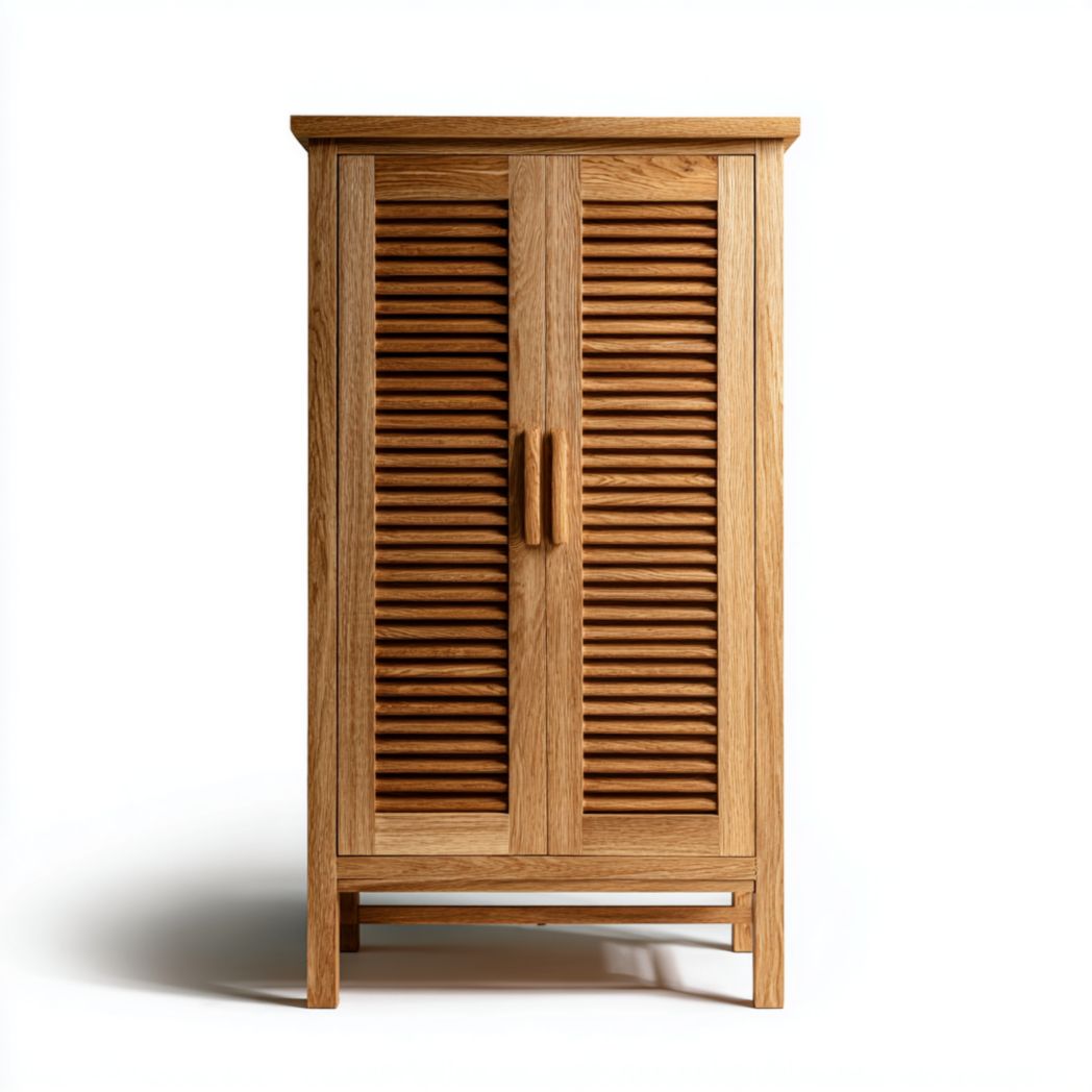 Armoire verticale en bois naturel avec deux portes à persiennes et quatre espaces de rangement
