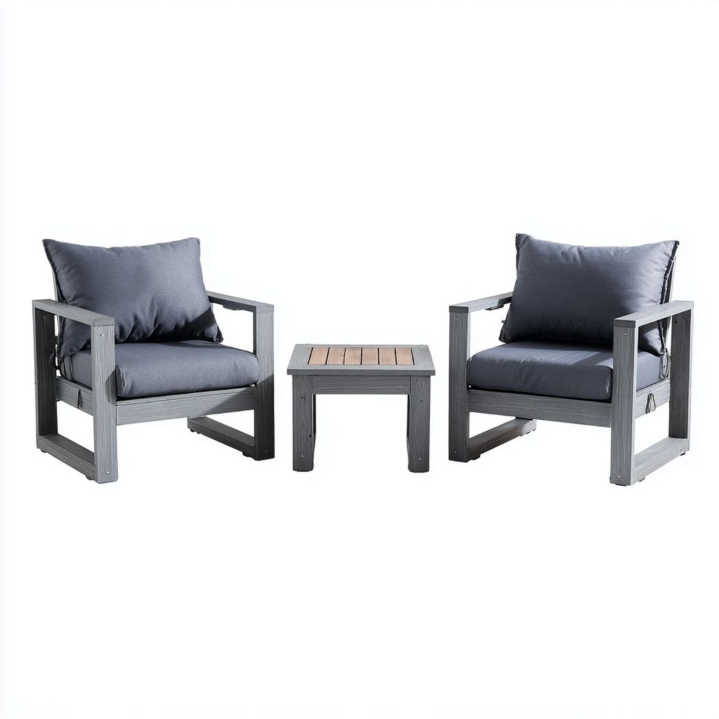 Salon bas de jardin, structure en bois gris avec coussins bleu-gris, deux fauteuils et une table carrée