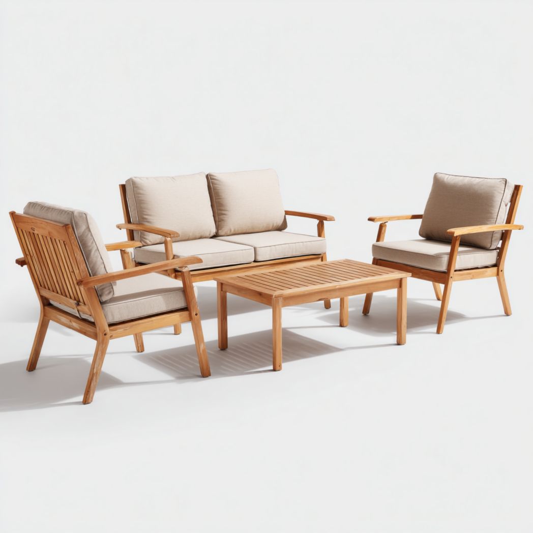 Salon bas de jardin, structure en bois avec coussins beiges, un canapé deux places, deux fauteuils et une table rectangulaire