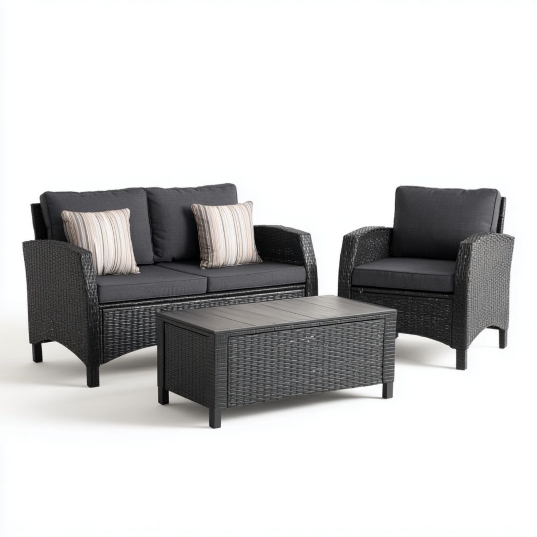 Salon bas de jardin, structure en rotin noir avec coussins gris foncé, un canapé deux places, un fauteuil et une table rectangulaire