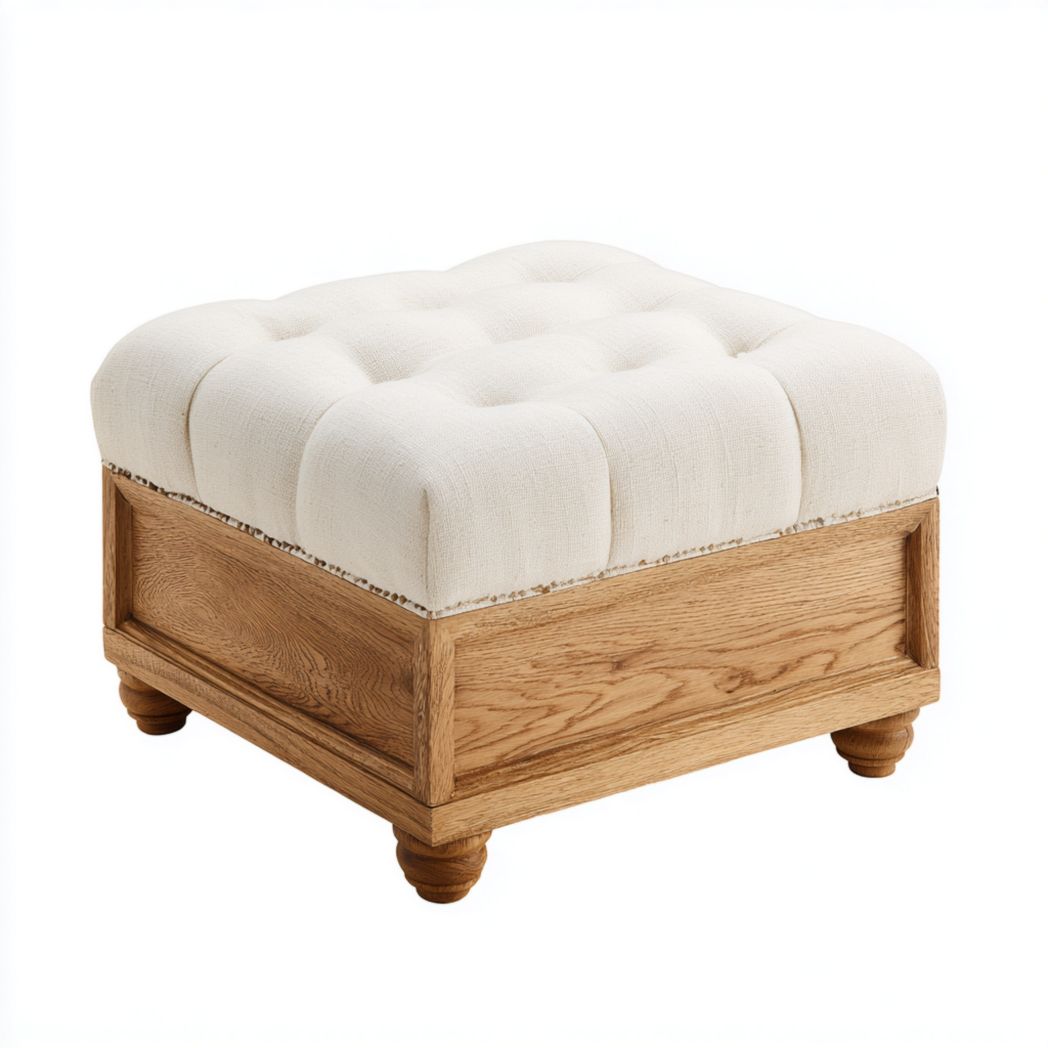 Pouf carré en tissu beige clair avec assise capitonnée et structure en bois massif