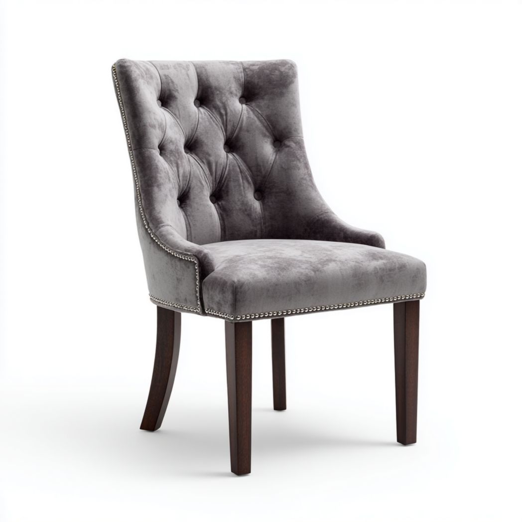 Chaise à dossier haut en velours gris foncé avec pieds en bois sombre et clous décoratifs